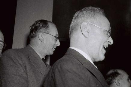 Dr Emi Sanström, représentant la Suède et Karl Lisicky, représentant la Tchécoslovaquie, membres de l'UNSCOP, arrivant à Jerusalem le 14 juin 1947 - Photo Pinn Hans
